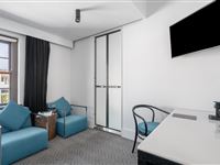 Peppers-Gallery-Hotel-Canberra_Peppers_Queen_With_Bath_3
